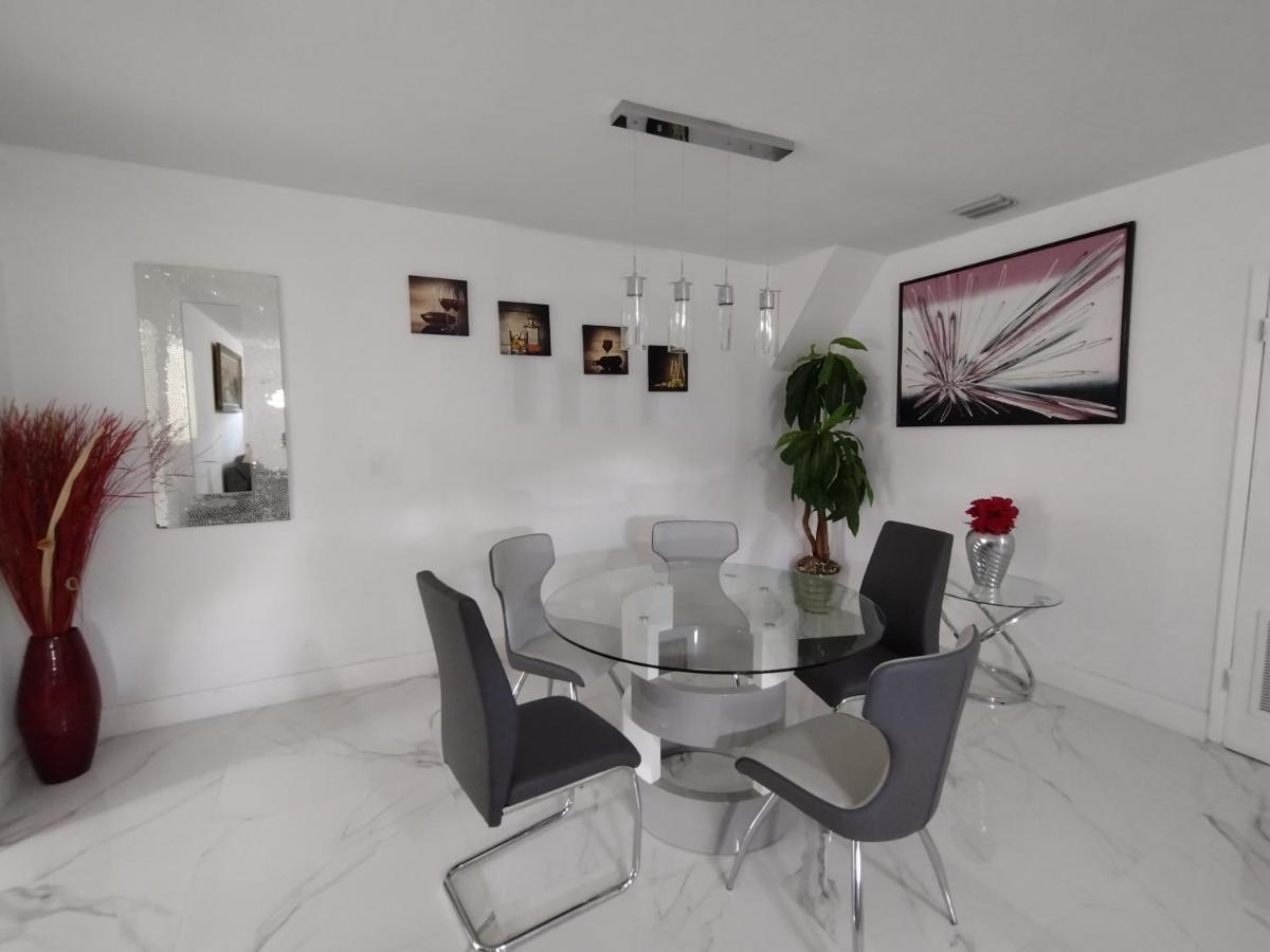 Cheerful 3-Bedroom Home /Ac+ Free Parking North Miami Beach Bagian luar foto