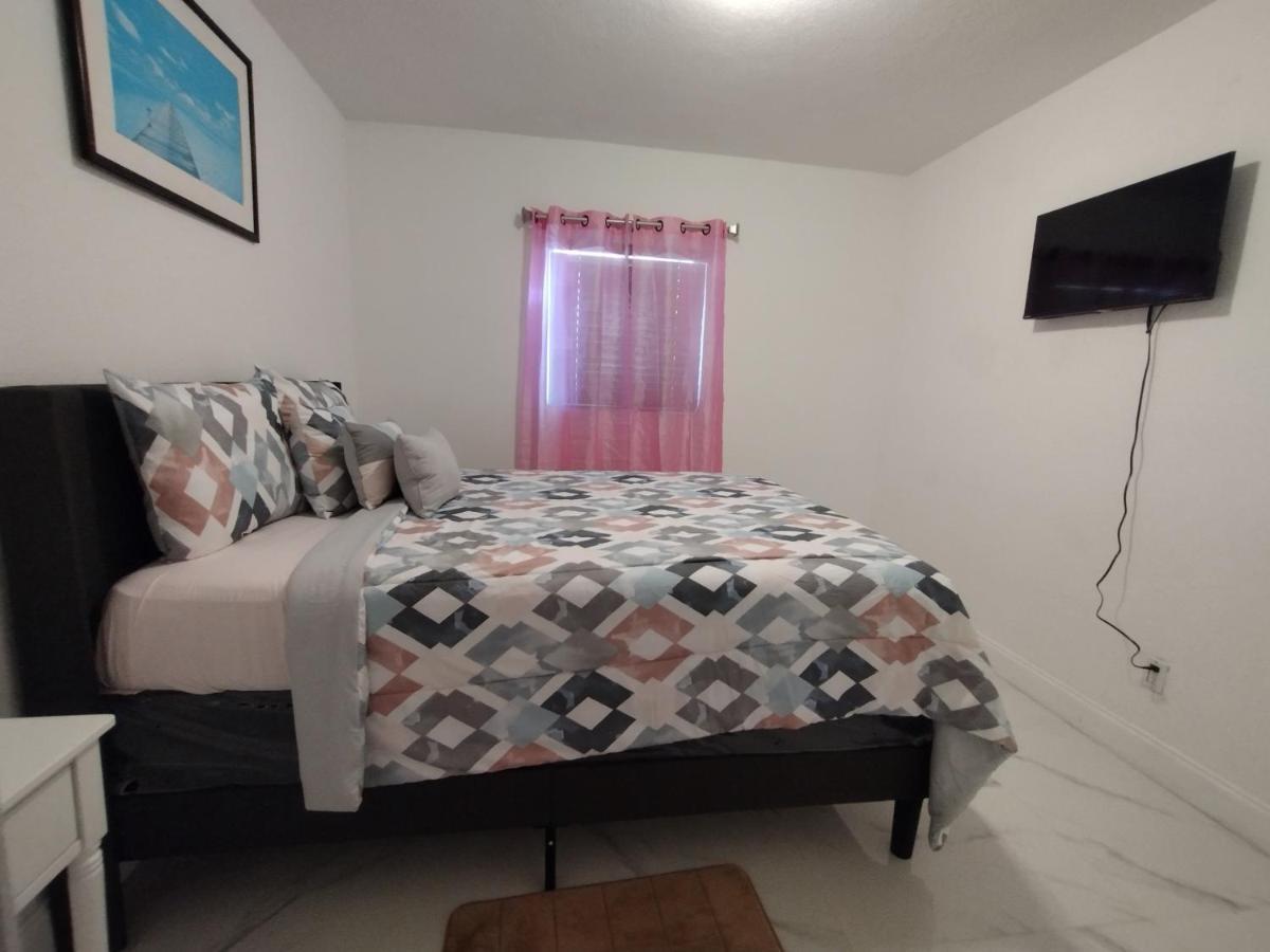 Cheerful 3-Bedroom Home /Ac+ Free Parking North Miami Beach Bagian luar foto