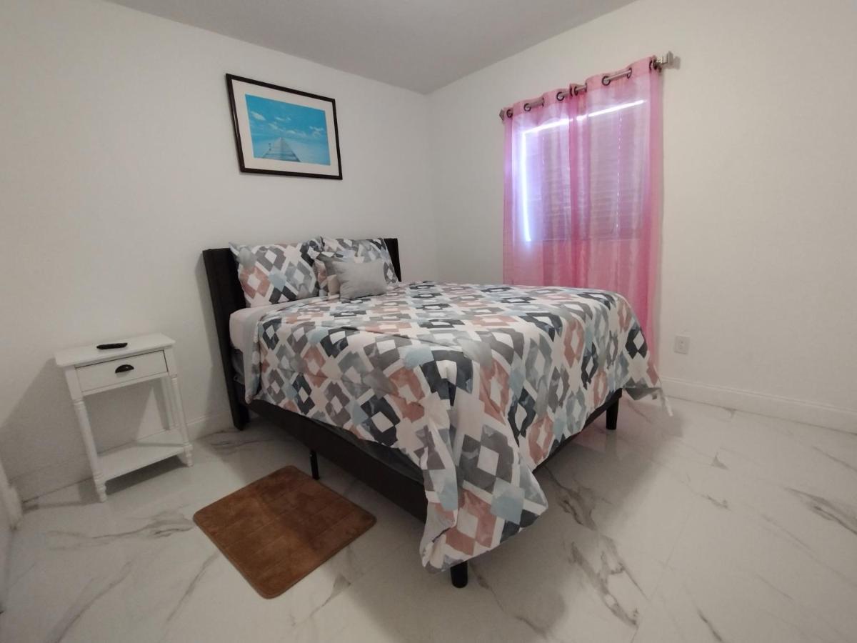 Cheerful 3-Bedroom Home /Ac+ Free Parking North Miami Beach Bagian luar foto