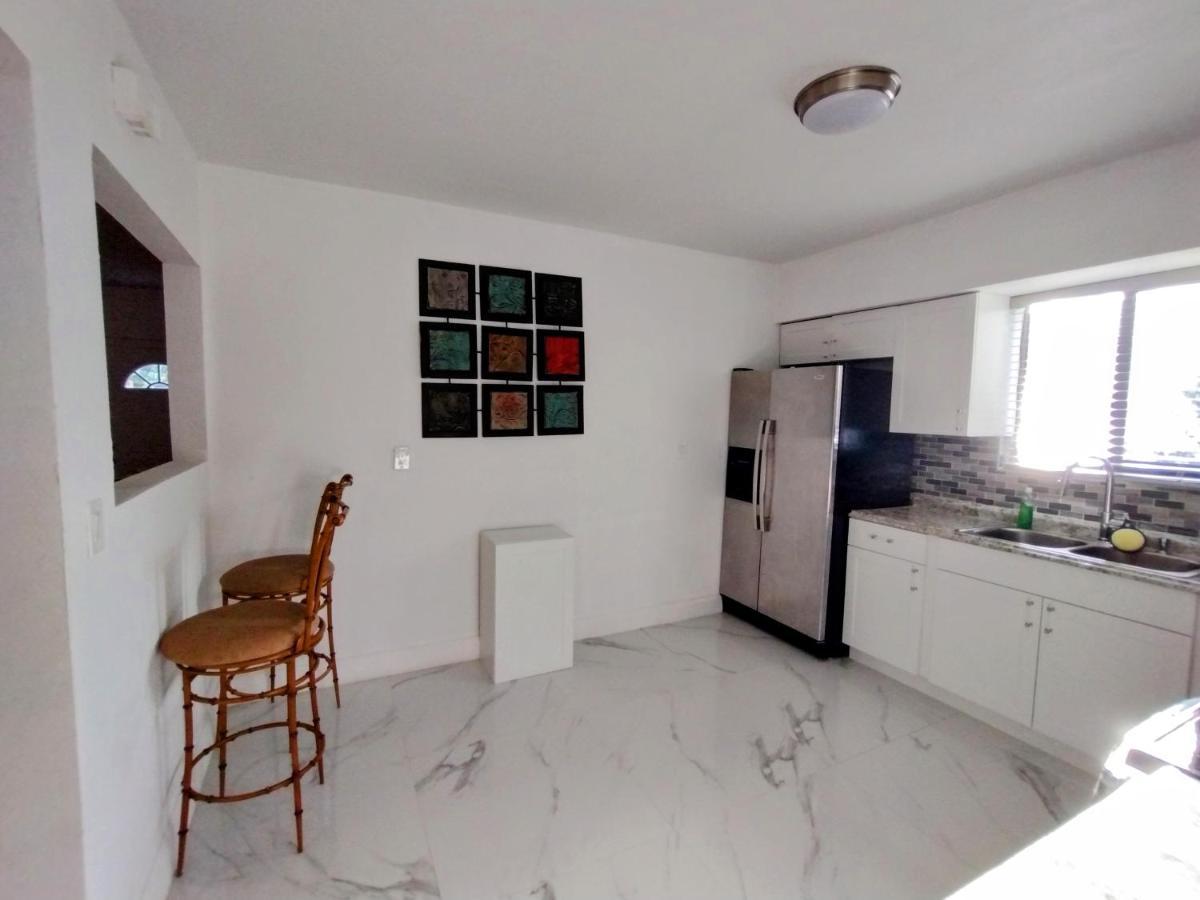 Cheerful 3-Bedroom Home /Ac+ Free Parking North Miami Beach Bagian luar foto
