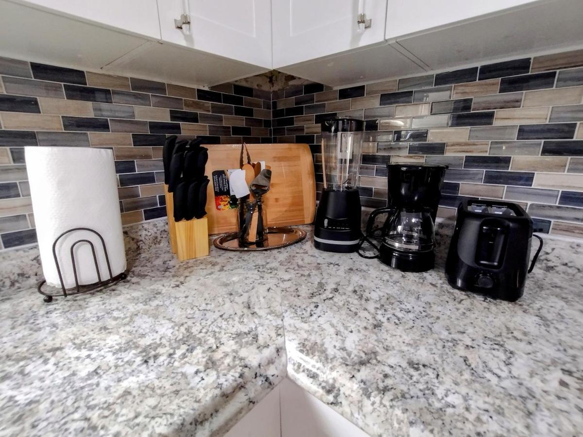 Cheerful 3-Bedroom Home /Ac+ Free Parking North Miami Beach Bagian luar foto