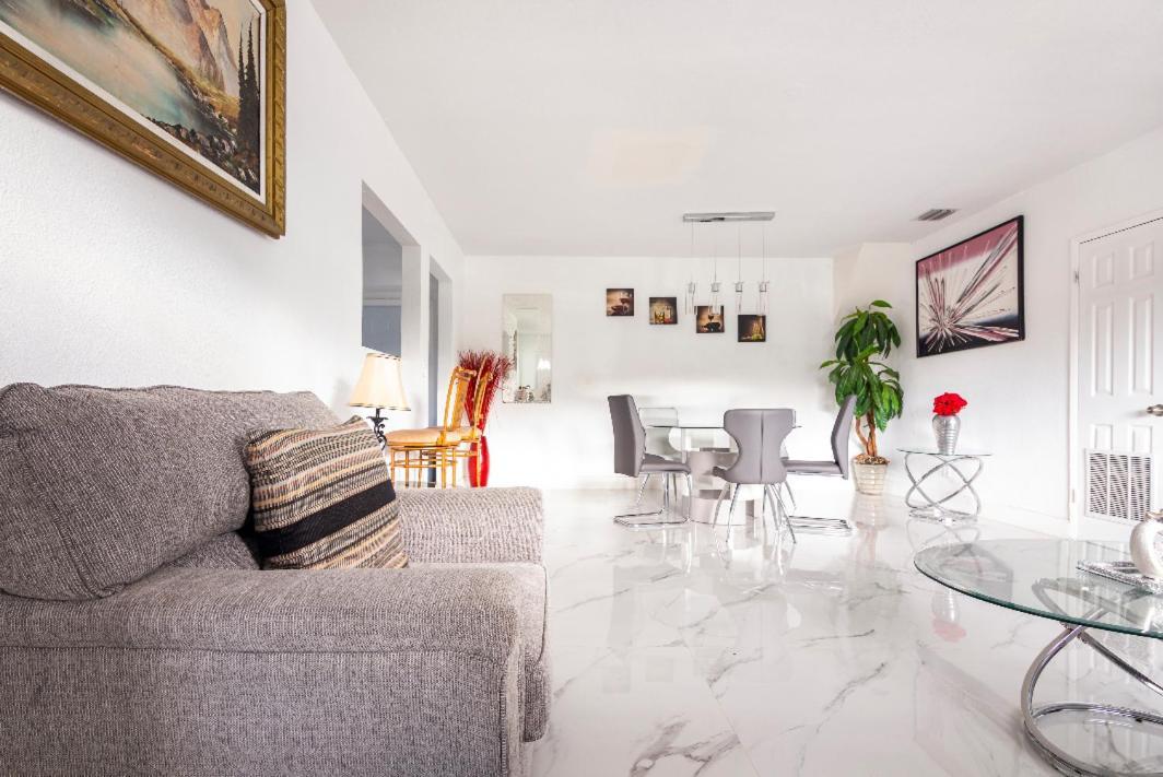 Cheerful 3-Bedroom Home /Ac+ Free Parking North Miami Beach Bagian luar foto